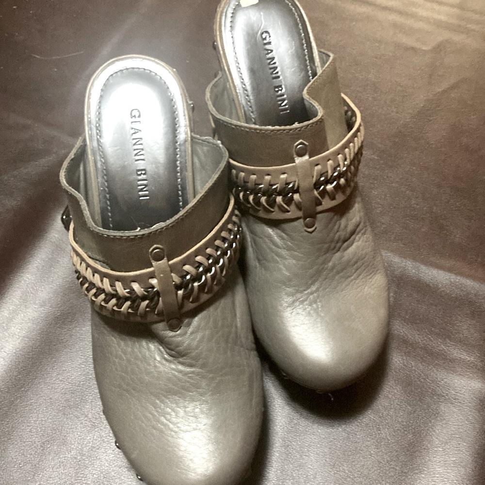 Only worn once greenish military Gianni Bini leather size 8.5 clogd